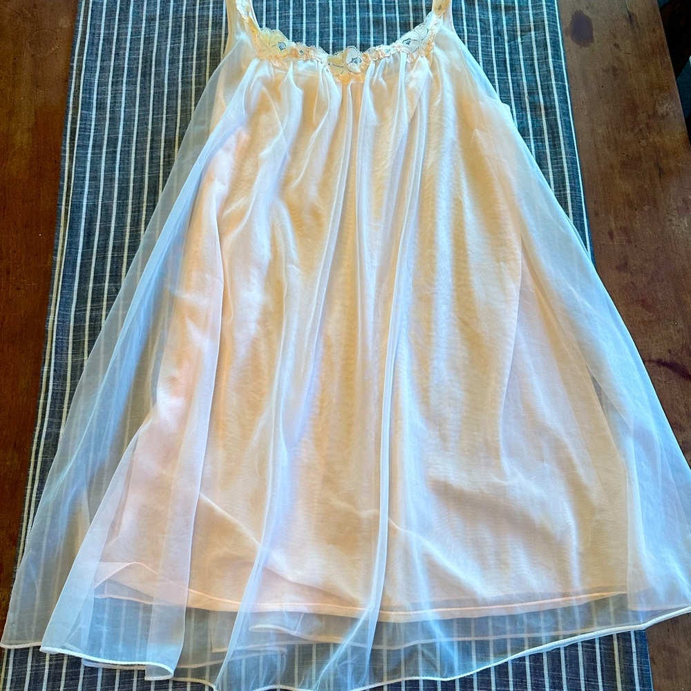 Vintage pale, pink nighty- size M( vintage sizes run very small)